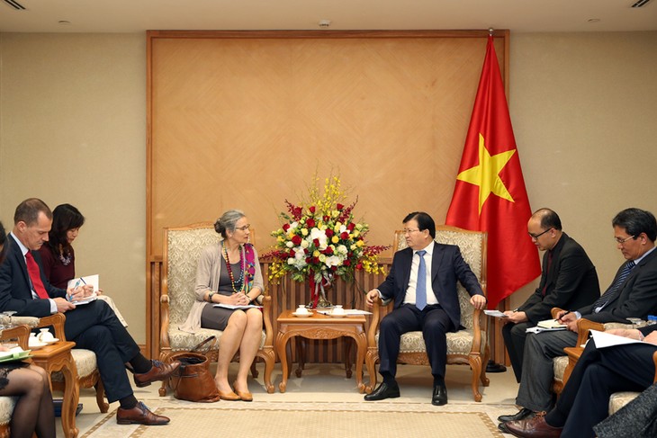 Vicepremier vietnamita se reúne con embajadores foráneos  - ảnh 1